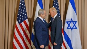 رئيس الوزراء بينيامين نتنياهو، من اليسار، ونائب الرئيس الأمريكي جو بادين خلال لقاؤ جمعهما في دافوس السويسرية، 21 يناير، 2015. (Haim Zach/GPO)