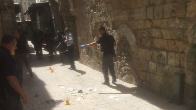 الشرطة تغلق موقع في البلدة القديمة في القدس حاولت امرأة عربية طعن مجموعة شرطة حدود فيه، 8 مارس 2016 (Israel Police)