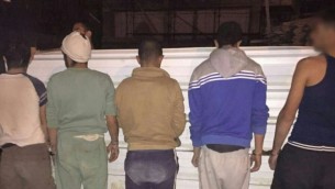 الشرطة الإسرائيلية تعتقل 22 فلسطينيا كانوا يقيمون في إسرائيل بصورة غير قانونية بالقرب من متنزه ’وادي بيسور’ الوطني في 10 مارس، 2016. (الشرطة الإسرائيلية)
