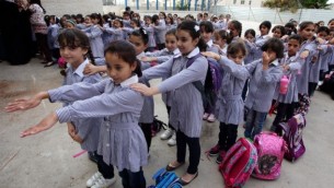 تلميذات فلسطينيات في اليوم الأول من العام الدراسي في مدينة رام الله بالضفة الغربية، 25 أغسطس، 2013. (Issam Rimawi/FLASH90)
