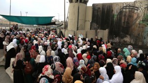 نساء فلسطينيات يحاولن عبور حاجز قلنديا للوصول الى صلاة الجمعة في المسجد الاقصى في القدس، 26 يونيو 2015 (Flash90)