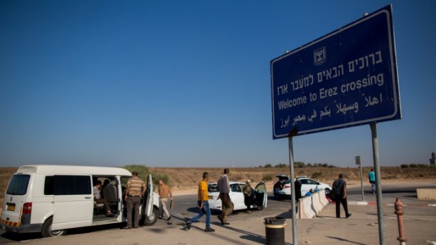 فلسطينيون يدخلون الى غزة عن طريق معبر ايرز الحدودي بين إسرائيل وقطاع غزة، 3 سبتمبر 2015 (Yonatan Sindel/Flash90) فلسطينيون يدخلون الى غزة عن طريق معبر ايرز الحدودي بين إسرائيل وقطاع غزة، 3 سبتمبر 2015 (Yonatan Sindel/Flash90)