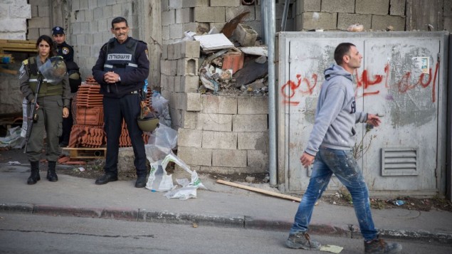 صورة توضيحية لرجل فلسطيني يمر امام عناصر امن اسرائيليين عند مدخل مخيم شعفاط في القدس الشرقية، 2 ديسمبر 2015 (Hadas Parush/Flash90) صورة توضيحية لرجل فلسطيني يمر امام عناصر امن اسرائيليين عند مدخل مخيم شعفاط في القدس الشرقية، 2 ديسمبر 2015 (Hadas Parush/Flash90)