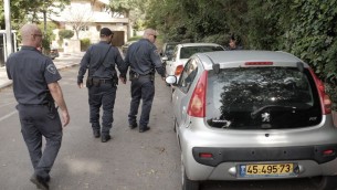 قوات الامن الإسرائيلية تبحث عن نشأت ملحم، المشتبه الرئيسي في هجوم اطلاق النار في تل ابيب، في حي رمات أفيف، 5 يناير 2016 (Tomer Neuberg/Flash90)