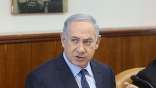 رئيس الوزراء بينيامين نتنياهو يترأس الجلسة الأسبوعية للحكومة في مكتبه في القدس، الأحد 6 مارس، 2016. (Marc Israel Sellem/POOL)