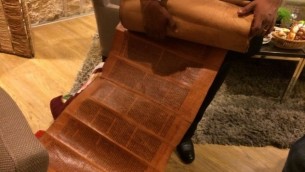 المجموعة الأخيرة من المهاجرين اليهود من اليمن تصل إلى إسرائيل ومعها لفيف توراة قديم، 20 مارس، 2016. (Arielle Di-Porto for The Jewish Agency for Israel)