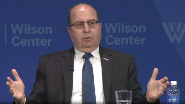وزير الدفاع موشيه يعالون في مركز وودرو ويلسون الدولي للباحثين في واشنطن، 14 مارس 2016 (Webcast screen capture) وزير الدفاع موشيه يعالون في مركز وودرو ويلسون الدولي للباحثين في واشنطن، 14 مارس 2016 (Webcast screen capture)