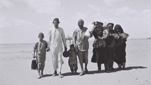 يهود يمنيون يسيرون باتجاه عدن، حيث يوجد مخيم استقبال، قبل هجرتهم الى اسرائيل، 1949 (Kluger Zoltan/Israeli National Photo Archive/public domain)