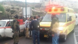 الجيش الإسرائيلي وطواقم الإسعاف في موقع هجوم فلسطيني بالقرب من مستوطنة كريات أربع في الضفة الغربية يوم الإثنين، 14 مارس، 2016. (Hatzolah)