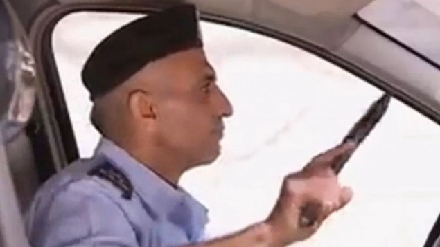 شرطي تابع للسلطة الفلسطينية يستعد لمهاجمة جنود إسرائيليين في فيلم دعائي من إنتاج حركة حماس (أخبار القناة 10) شرطي تابع للسلطة الفلسطينية يستعد لمهاجمة جنود إسرائيليين في فيلم دعائي من إنتاج حركة حماس (أخبار القناة 10)