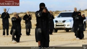 تنظيم "ولاية سيناء" التابع لتنظيم "الدولة الإسلامية" خلال تدريبات على الأسلحة، 6 فبراير، 2016. (Telegram.me/HaiAlaElJehad5 via MEMRI)
