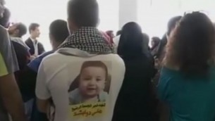 مناصرون لعائلة دوابشة خارج قاعة المحكمة المركزية في اللد، 2 مارس، 2016. (لقطة شاشة: Ramallah News)