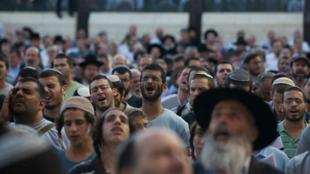 الاف الرجال اليهود يصلون عند حائط المبكى في القدس، 15 يونيو 2014 (Yonatan Sindel/Flash90)