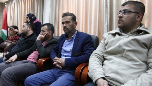 والد المعتدي الفلسطيني عبد الفتاح الشريف (21 عاما)، الذي قتل برصاص في الرأس اطلقها جندي اسرائيل بينما كان ملقى على الارض مصاب، خلال مؤتمر صحفي في منزل محافظ الخليل في الضفة الغربية، 4 ابريل 2016 (AFP / HAZEM BADER)
