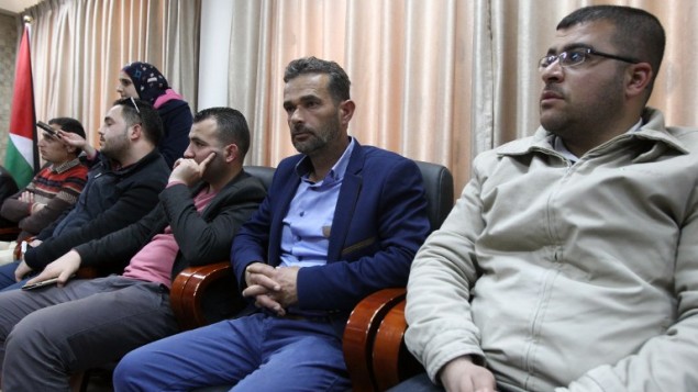 والد المعتدي الفلسطيني عبد الفتاح الشريف (21 عاما)، الذي قتل برصاص في الرأس اطلقها جندي اسرائيل بينما كان ملقى على الارض مصاب، خلال مؤتمر صحفي في منزل محافظ الخليل في الضفة الغربية، 4 ابريل 2016 (AFP / HAZEM BADER)