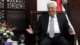 رئيس السلطة الفلسطينية محمود عباس في ديوانه في رام الله بالضفة الغربية، 11 أبريل، 2016. (AFP/Thomas Coex)