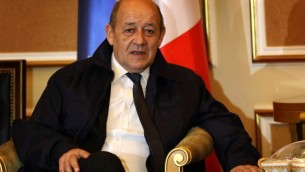 وزير الدفاع الفرنسي جان ايف لودريان خلال زيارة لاربيل، عاصمة اقليم كردستان العراق، 11 ابريل 2016 (SAFIN HAMED / AFP)