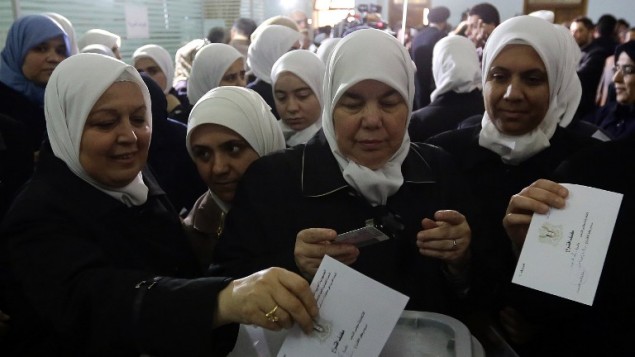 نساء سوريات يصوتن في الانتخابات البرلمانية في نقطة اقتراع في دمشق، 13 ابريل 2016 (LOUAI BESHARA / AFP)