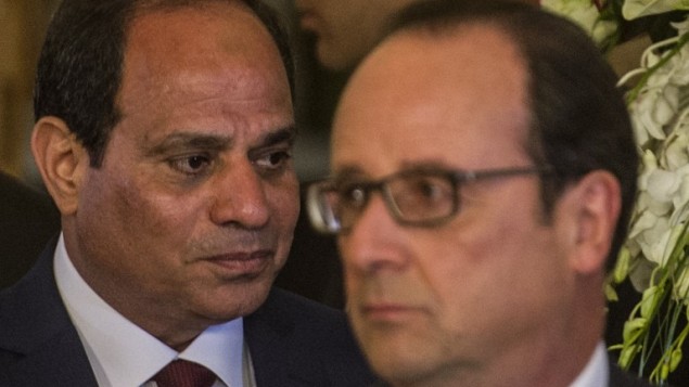 الرئيسان المصري عبد الفتاح-سيسي (L) ونظيره الفرنسي فرانسوا هولاند خلال مؤتمرا صحفيا عقب اجتماعهما في قصر القبة في القاهرة  17 أبريل 2016. KHALED DESOUKI / AFP