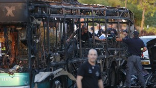 قوى الأمن الإسرائيلية تحقق في موقع انفجار الحافلة جنوبي القدس، 18 ابريل، 2016 (AFP PHOTO / AHMAD GHARABLI)
