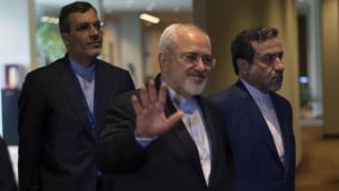 وزير الخارجية الإيراني محمد جواد ظريف، وسط الصورة، يصل إلى اجتماع مع وزير الخارجية الأمريكي جون كيري في 19 أبريل، 2016، في مقر الأمم المتحدة في نيويورك. (AFP / DON EMMERT)