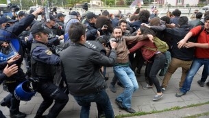 عناصر الشرطة التركية يفرقون تظاهرة نظمها انصار العلمانية امام البرلمان التركي في انقرة، 26 ابريل 2016 (ADEM ALTAN / AFP)