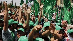 داعمو حركة حماس خلال الانتخابات لمجلس الطلبة في جامعة بير زيت، 26 ابريل 2016 (AFP/Abbas Momani)