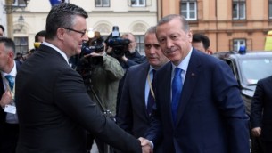 الرئيس التركي رجب طيب أردوغان، من اليمين، خلال إستقبال رئيس الوزراء الكرواتي تيهومير اوريسكوفيتس له خارج مبنى الحكومة في زغرب، 27 أبريل، 2016. (AFP/STR)
