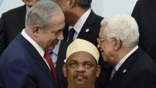 رئيس الوزراء بينيامين نتنياهو (من اليسار) يتحدث مع رئيس السلطة الفلسطينية محمود عباس (من اليمين) وراء رئيس جزر القمر إكليل ظنين خلال إلتقاط صورة تذكارية في مؤتمر الأمم المتحدة ال21 للتغير المناخي، في لو بورجيه، بالقرب من باريس، 30 نوفمبر، 2015. (AFP PHOTO / POOL / MARTIN BUREAU)