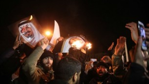 متظاهرون إيرانيون يحتشدون أمام السفارة السعودية في طهران خلال تظاهرة احتجاجا على إعدام السلطات السعودية لرجل الدين الشيعي البارز نمر النمر، 2 يناير، 2016. (AFP/ISNA/ MOHAMMADREZA NADIMI)