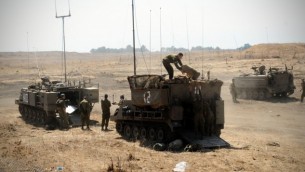 جنود خلال تمرين مفاجئ في هضبة الجولان في سبتمبر 2012. (Shay Wagner/IDF/Flash90)