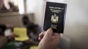 رجل فلسطيني يحمل جواز سفره في معبر رفح الحدودي، 12 يونيو 2015 (Aaed Tayeh/Flash90)