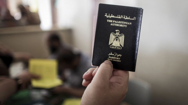 رجل فلسطيني يحمل جواز سفره في معبر رفح الحدودي، 12 يونيو 2015 (Aaed Tayeh/Flash90)