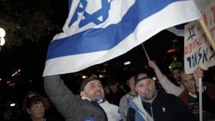 اسرائيليون يشاركون في مظاهرة في تل ابيب دعما للجندي المتهم بقتل معتدي فلسطيني مصاب، 31 مارس 2016 (Tomer Neuberg/Flash90)