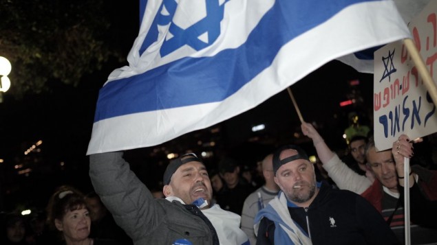 اسرائيليون يشاركون في مظاهرة في تل ابيب دعما للجندي المتهم بقتل معتدي فلسطيني مصاب، 31 مارس 2016 (Tomer Neuberg/Flash90)