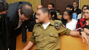 الجندي الإسرائيلي الذي تم تصويره وهو يطلق النار على منفذ هجوم فلسطيني منزوع السلاح في رأسه خلال جلسة للنظر في قضيته في محكمة عسكرية في تل ابيب، 5 ابريل 2016 (Flash90)