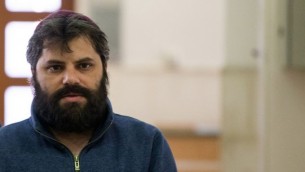يوسف حاييم بن دافيد، المتهم الثالث بقتل محمد أبو خضير، يصل إلى المحكمة المركزية في القدس في 5 أبريل، 2016. (Yonatan Sindel/Flash90)