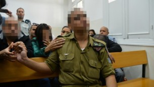 الجندي الإسرائيلي الذي أطلق النار على منفذ هجوم خلال جلسة في المحكمة العسكرية في يافا، 14 أبريل، 2016. (Flash90)