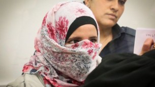 شاتيلا أبو عيادة (22 عاما) من كفر قاسم خلال مثولها أمام المحكمة المركزية في اللد حيث وُجهت إليها تهمة محاولة القتل، 17 أبريل، 2016. (Flash90)