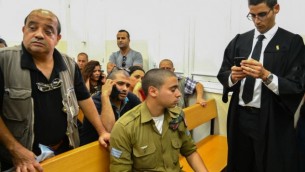 الرقيب إيلور عزاريا، المتهم بقتل منفذ هجوم فلسطيني منزوع السلاح في الخليل في الشهر الماضي، خلال جلسة في قاعة المحكمة العسكرية في يافا، 18 أبريل، 2016. (Flash90)