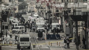 من الأرشيف: طواقم الطوارئ تتفقد المنطقة بعد تفجير انتحاري وسط إسطنبول، تركيا، 19 مارس، 2016. (Burak Kara/Getty Images via JTA)