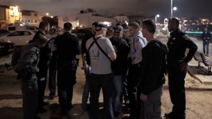 قوى الأمن في موقع هجوم الطعن الذي أسفر عن مقتل شخص واحد وإصابة 9 آخرين في ميناء يافا، 8 مارس، 2016.  (Tomer Neuberg/Flash90)
