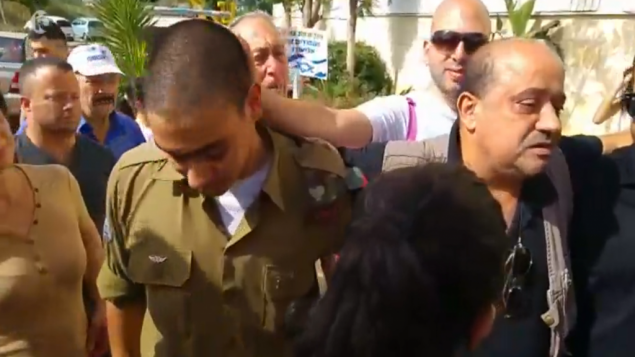 الرقيب إيلور عزاريا، الجندي الإسرائيلي الذي قتل منفذ هجوم فلسطيني منزوع السلاح في الشهر الماضي بعد إطلاق النار عليه، يصل إلى بيته بعد إطلاق سراحه من القاعدة العكسرية لقضاء عطلة عيد الفصح اليهودي مع عائلته مع إستمرار محاكمته ،22 أبريل، 2016. (لقطة شاشة: القناة 10) الرقيب إيلور عزاريا، الجندي الإسرائيلي الذي قتل منفذ هجوم فلسطيني منزوع السلاح في الشهر الماضي بعد إطلاق النار عليه، يصل إلى بيته بعد إطلاق سراحه من القاعدة العكسرية لقضاء عطلة عيد الفصح اليهودي مع عائلته مع إستمرار محاكمته ،22 أبريل، 2016. (لقطة شاشة: القناة 10)