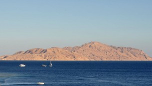 جزيرة تيران في خليج العقبة (CC BY 3.0 Wikipedia/Marc Ryckaert)