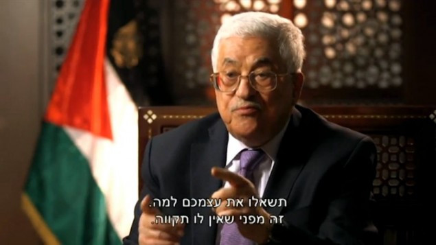 رئيس السلطة الفلسطينية محمود عباس خلال مقابلة مع القناة الثانية تم بثها في 31 مارس 2016 (screen capture)