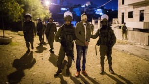 من الأرشيف: الجيش الإسرائيلي يعتقل فلسطينيا في مخيم دهيشة للاجئين، بالقرب من مدينة بيت لحم، 8 ديسمبر، 2015. (Nati Shohat/Flash90)