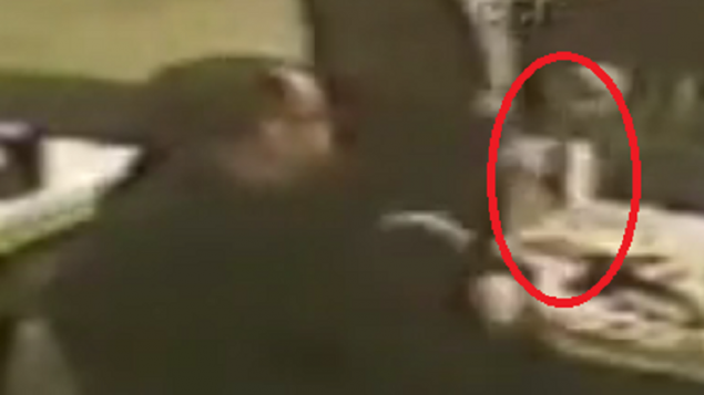 صورة شاشة من تصوير كاميرات مراقبة داخل مطعم في اسطنبول تظهر لحظة اطلاق رجل النار على صديقه بسبب خلاف حول دفع الفاتورة (Screenshot: milliyet.com)