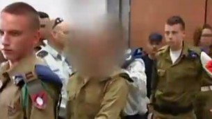 الجندي الإسرائيلي الذي تم تصويره وهو يطلق النار على منفذ هجوم فلسطيني منزوع السلاح في رأسه خلال جلسة للنظر في قضيته في محكمة كاستينا العسكرية، 31 مارس 2016 (screen capture: Channel 2)