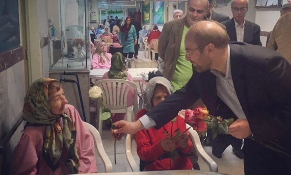 عمدة طهران محمد بقار قاليباف في زيارة لبيت مسنين يهودي يوم الجمعة، 22 أبريل، 2016. (Instagram)