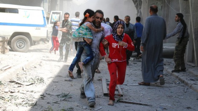 عائلة سوريا تحاول الوصول الى مأوى وسط الحطام بعد غارة جوية في مدينة حلب السورية الشمالية، 29 ابريل 2016 (AMEER ALHALBI / AFP)
